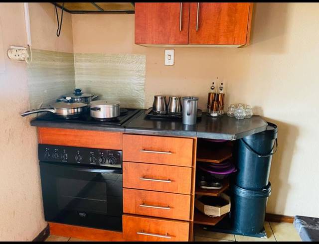 6 BEDROOM HOUSE FOR SALE IN PROTEA GLEN